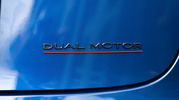 Dual Motor badge zwart voor de Tesla Model 3/Y